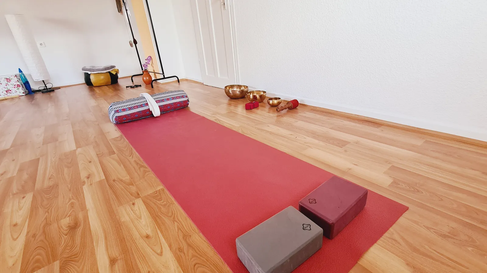 Yogamatte und Klangschalen im Studio in Bürgeln